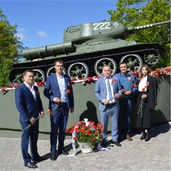 Сотрудники «Россети Янтарь Энергосбыт» возложили цветы к мемориалу воинам-танкистам